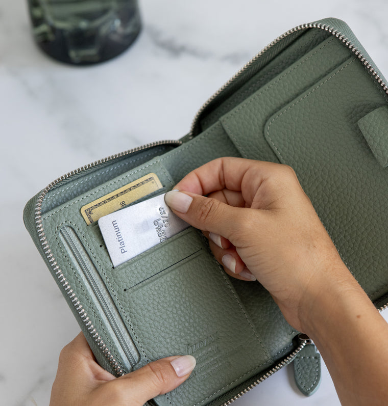 26-022400 Norfolk Pocket Compact Zip Sage Organiser